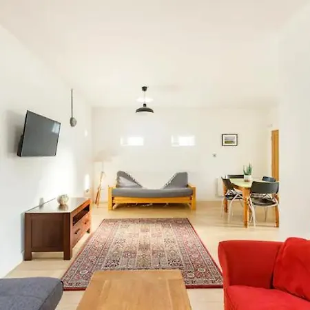 Spacious Modern One Bedroom *