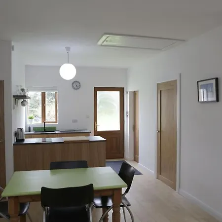 Spacious Modern One Bedroom *